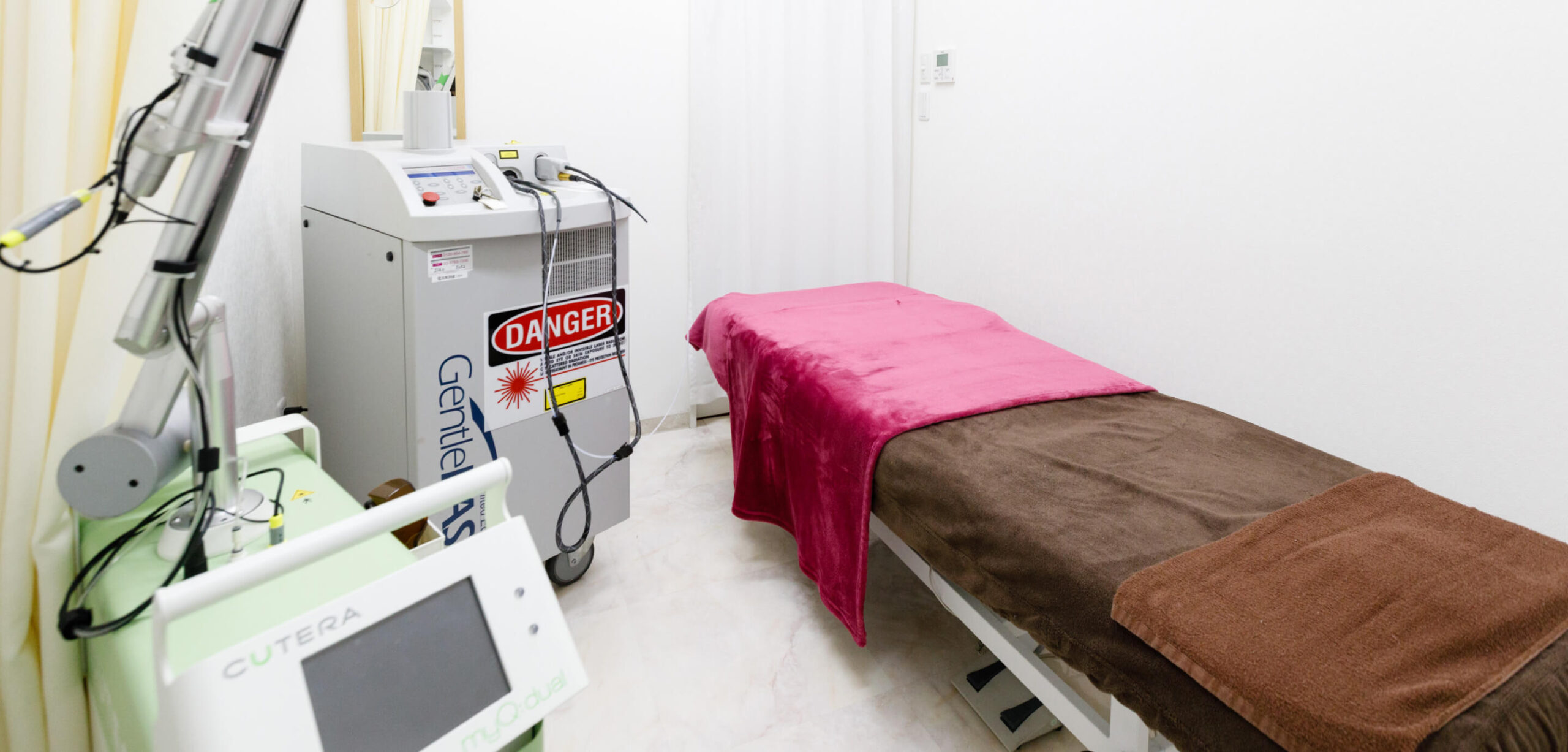 日本形成外科学会専門医による診療で、初めてでも安心の美容皮膚科